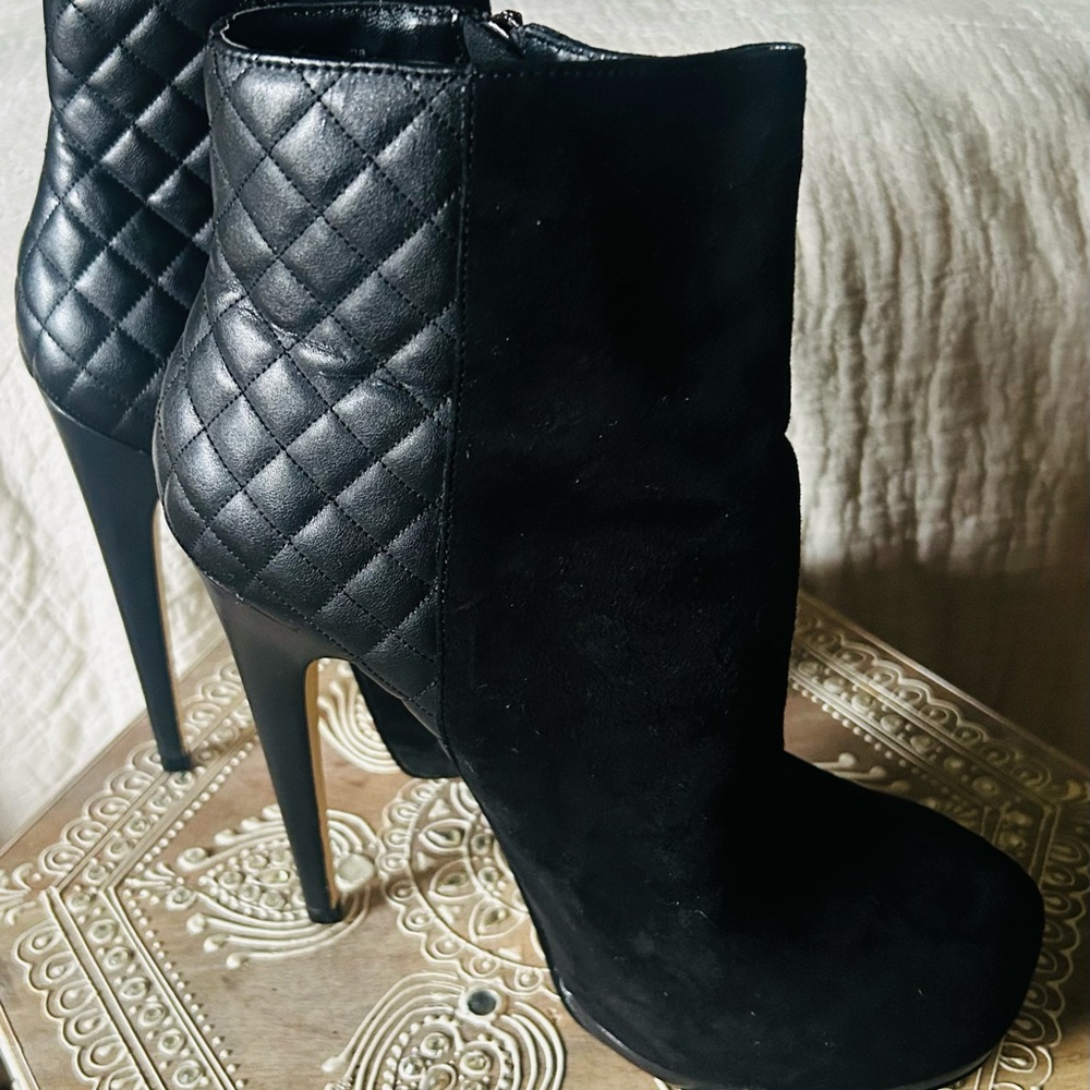 Elegant Black Quilted Ankle Boots